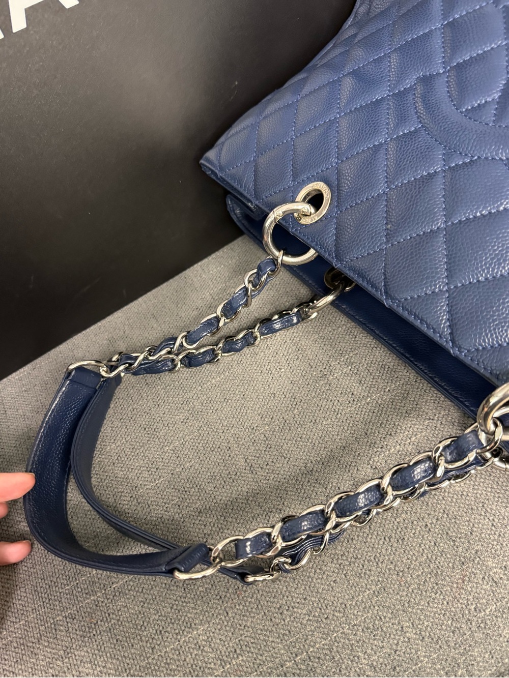 CHANEL CC caviar XL GST Grand shopping tote navy leather tote bag - Picture 10 of 15